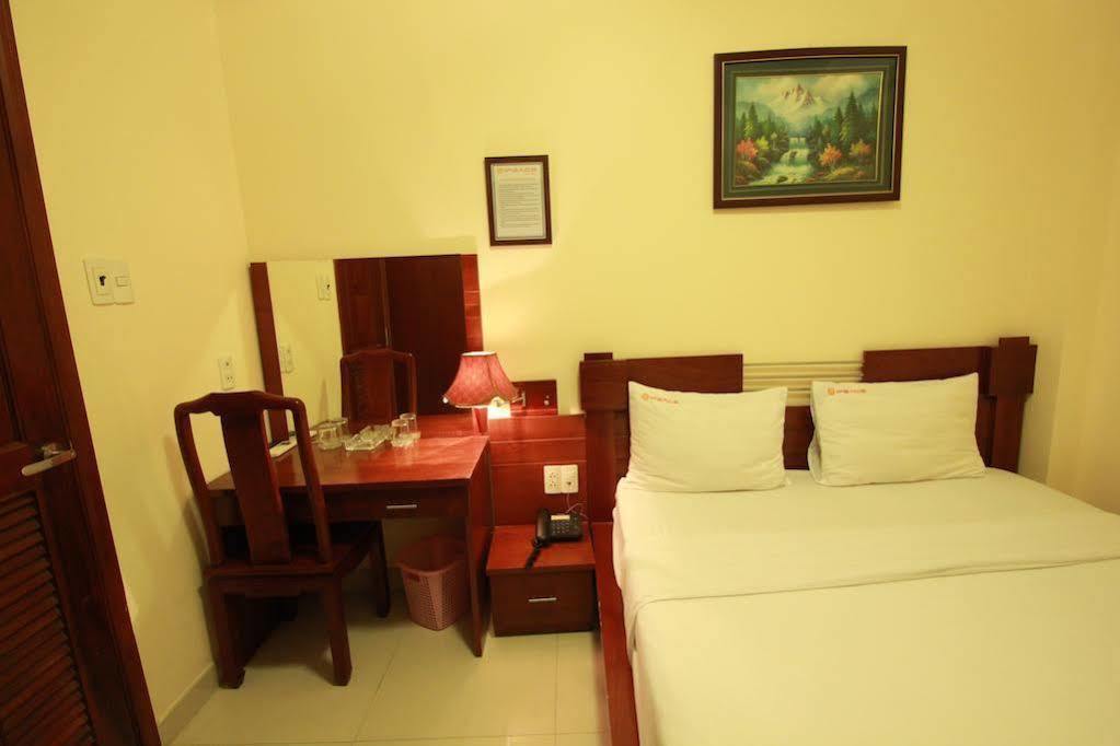 Ipeace Hotel - Bui Vien Walking Street Хошимин Экстерьер фото
