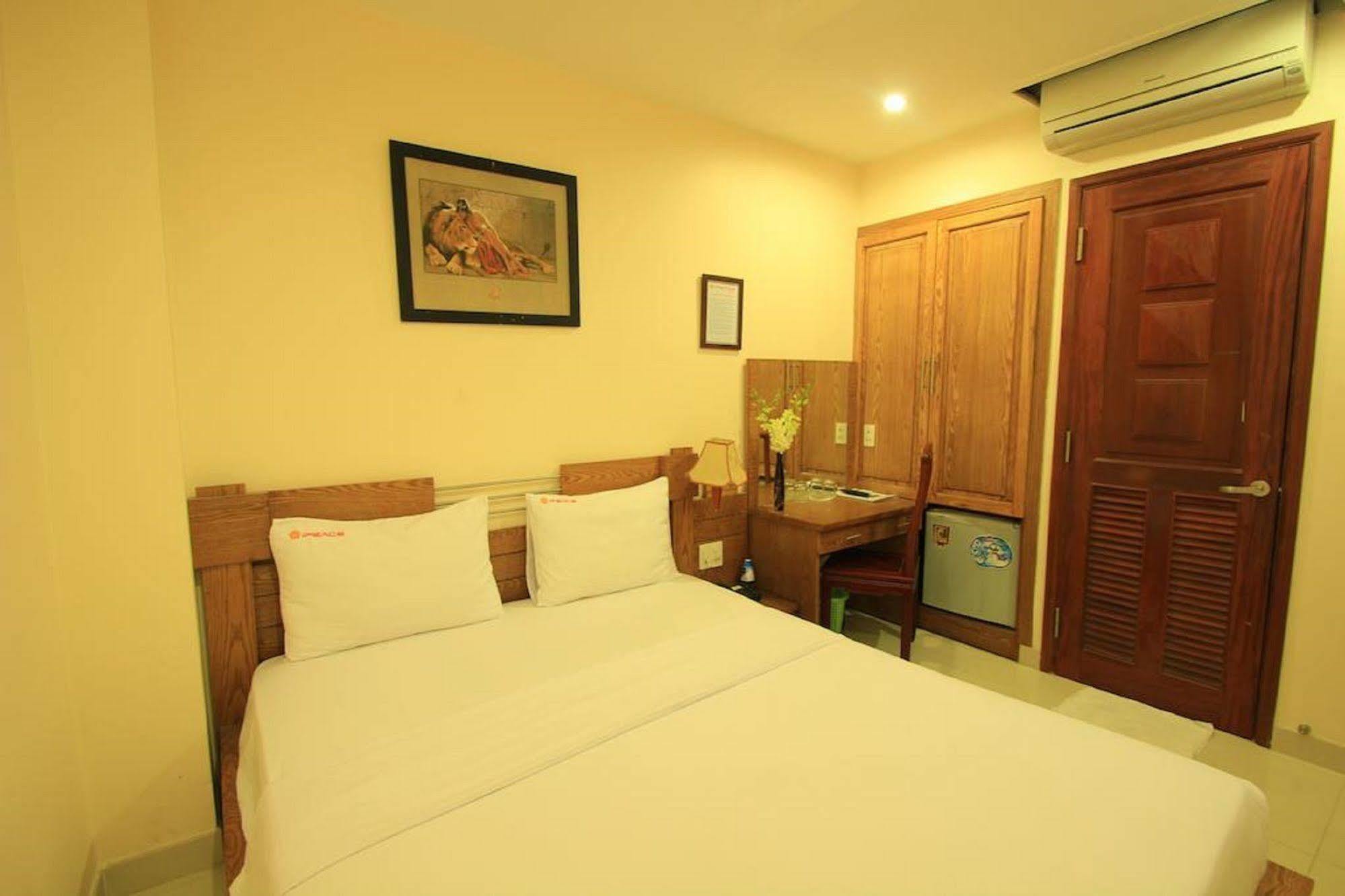 Ipeace Hotel - Bui Vien Walking Street Хошимин Экстерьер фото