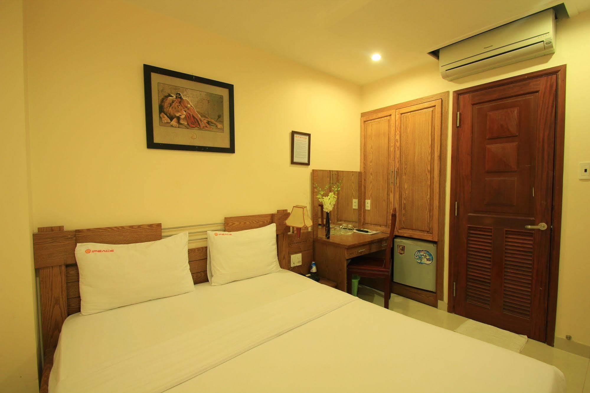 Ipeace Hotel - Bui Vien Walking Street Хошимин Экстерьер фото